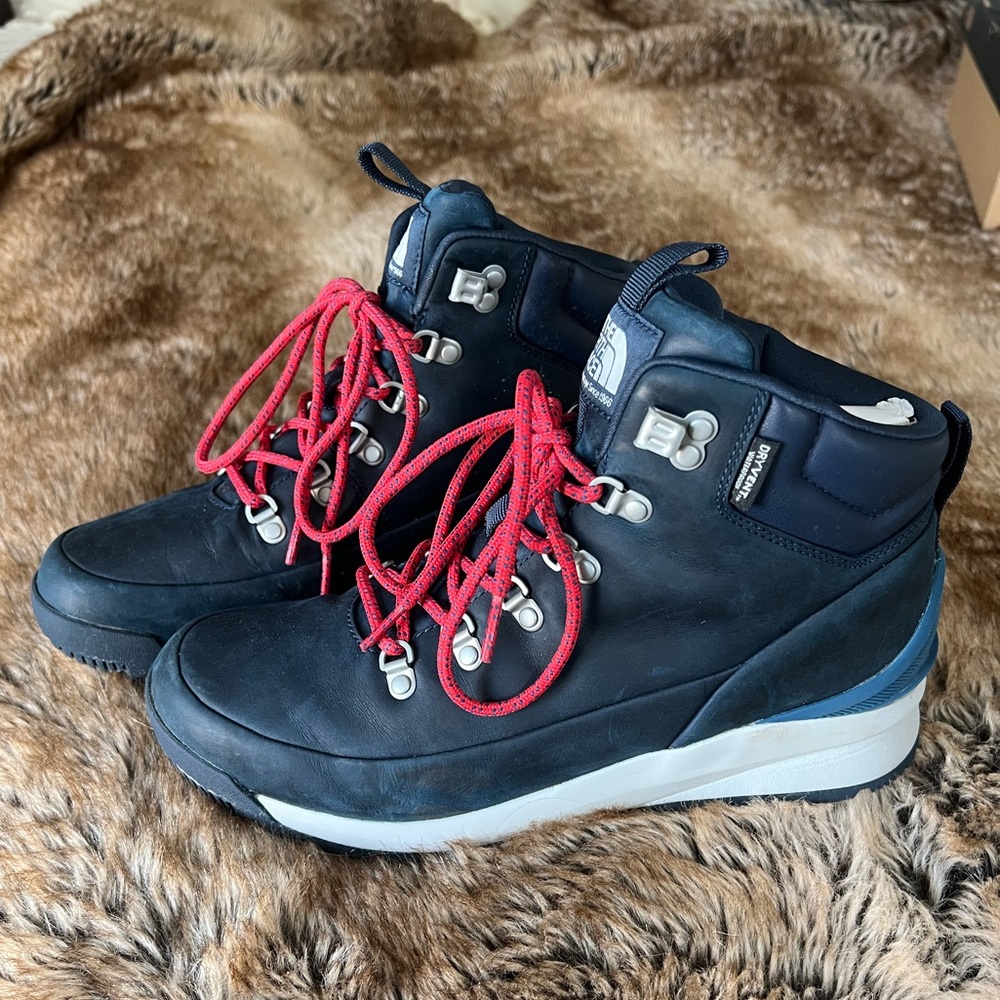 The North Face women’s Back to Berkeley mid boots size 10